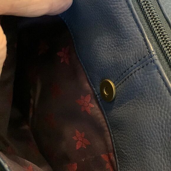 Anuschka crossbody w/adjustable strap and small handle to change to shoulder bag - Picture 6 of 12